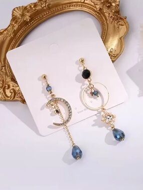 🌟 Gold Moon Drop Earrings 🌟